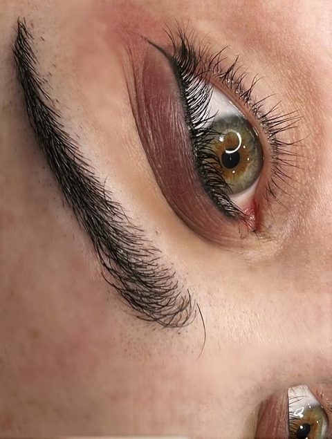 Primer plano de un ojo con la ceja diseñada y las pestañas trabajadas en la clínica