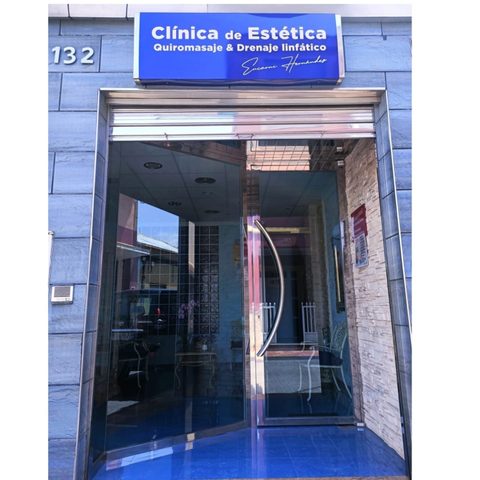 Fachada de la clínica en la calle Campo 132, con puerta de cristal y rótulo azul
